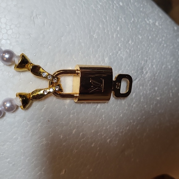 Lv vuitton  custom made gorgeous locket key 🔑 pearl chocker necklace swarsowski - Picture 3 of 8